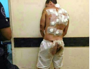 Acusado ainda com a roupa suja após ser abusado na cadeia