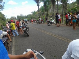 Curiosos observam o local do acidente em Nossa Senhora dos Remédios