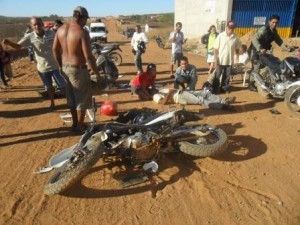 Os feridos ficaram caídos esperando o Samu