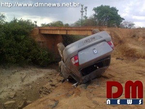 Carro ficou próximo ao leito seco do riacho