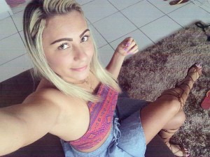 \"Barbie\" foi meme após tirar parte da roupa em um trio