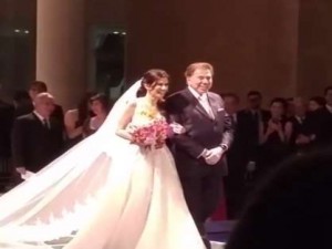 Apresentador leva a filha ao altar no hotel de sua propriedade