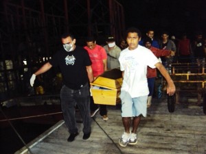 Peacadores desembarcam corpo já devidamente dentro de um caixão