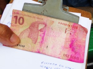 Cédula manchada foi apreendida com o acusado