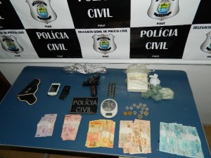 Droga, arma e aparelhos celulares apreendidos