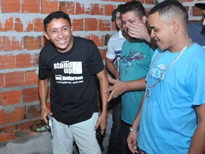 Janiel (de camisa azul) morreu baleado em bar da zona Norte