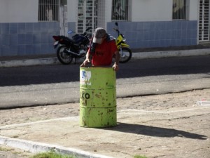 Homem recolhe comida do lixo em Campo Maior
