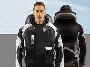 Piloto testa jaquetas com air bag que não são baratas
