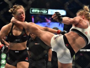 Ronda levou um chute na cabeça e foi nocauteada