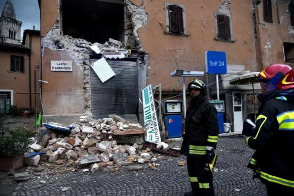 Bombeiros procuram vítimas do terremoto que atingiu a Itália