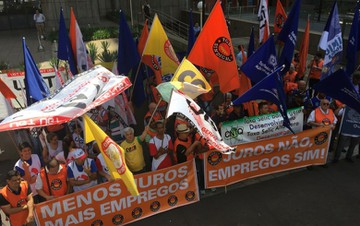 Centrais sindicais fizeram protesto hoje diante da sede do BC em São Paulo pedindo redução da Selic