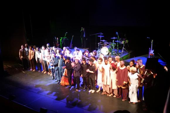 Cerimônia de abertura da segunda edição do Micsul no Teatro Colón, em Bogotá, na Colômbia. Na imagem, o grupo musical Cimarrón