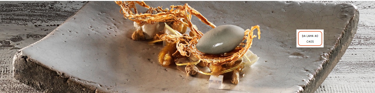 Da Lama ao Caos: Doce de berinjela defumada, coalhada de leite de cabra, pele de lima da Pérsia, gelatina de flor de laranjeira, pistaches caramelados