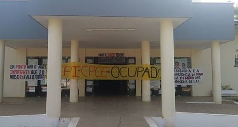 Estudantes colocaram cartazes em ocupação ao Campus de Bom Jesus da UFPI