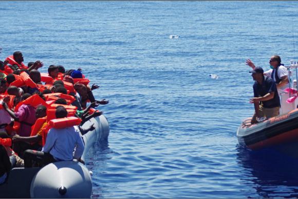 Guarda costeira italiana resgata imigrantes no Mediterrâneo