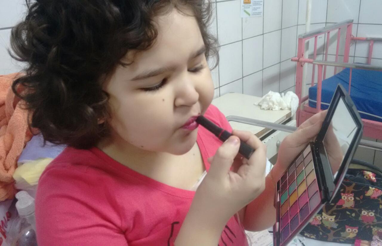 Maria Fernanda tem 7 anos, e há 5, faz tratamento contra leucemia