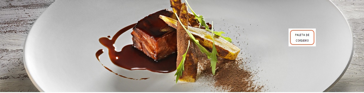 Paleta de Cordeiro cozida à baixa temperatura com tubérculos assados e farofa de castanhas do Pará.
