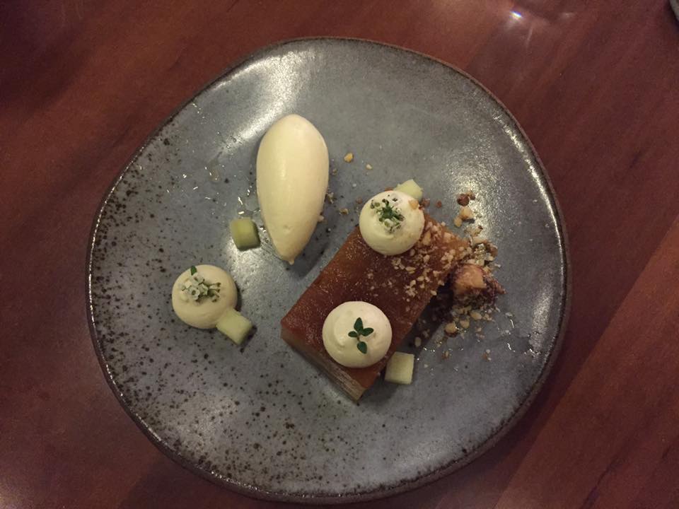 Sobremesa do Restaurante Tuju, em São Paulo. MANDAÇAIA - Torta de maça com sorvete de mel e castanha do Pará caramelizada.