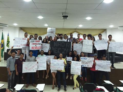 Tico Santa Cruz tira foto em protesto com estudantes da UFPI de Bom Jesus