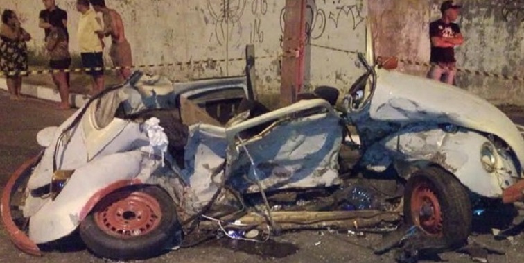 Veículo que levava os três rapazes ficou completamente destruído