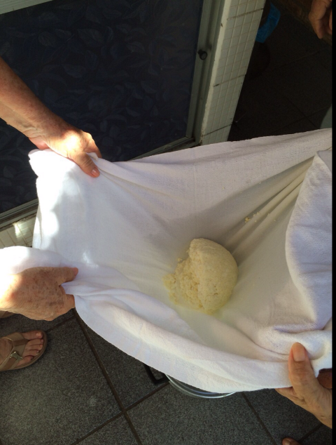 A coalhada cozida é colocada novamente em um pano para escorrer.