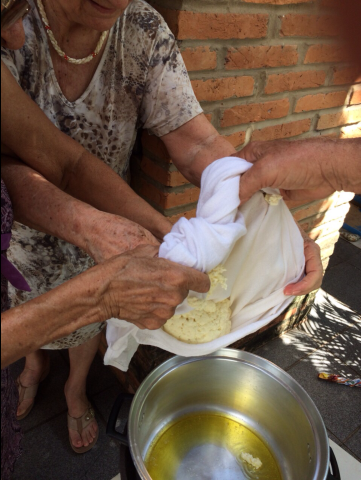 A coalhada já escorrida e colocada na panela com bastante manteiga de nata.