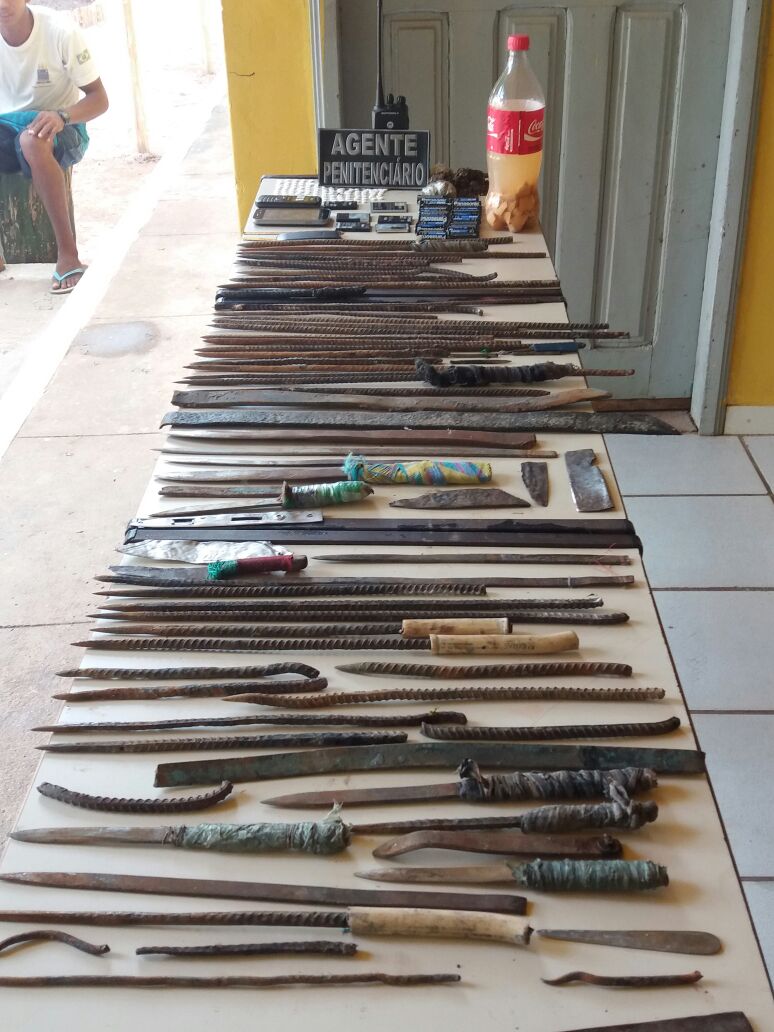 Armas artesanais feitas com barras de ferro na penitenciária de Esperantina