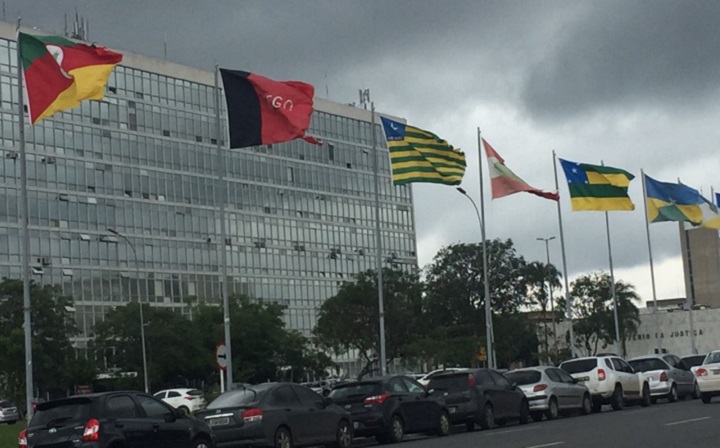 As bandeiras estaduais na Alameda dos Estados, em Brasilia estão rasgadas