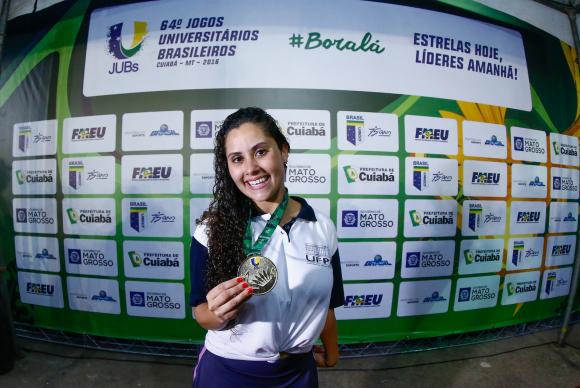 Jéssica Domingos, da UFPR, recebe medalha de ouro no JUBS