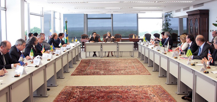 Ministra Cármen Lúcia reunida com presidentes de Tribunais de Justiça.