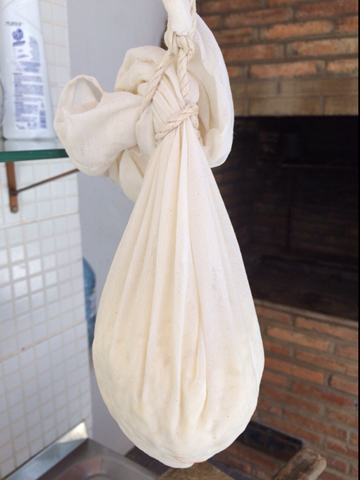 O leite talhado é coado de um dia para o outro em um pano de algodão.