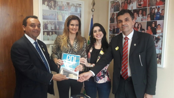 Reitor da Uespi apresenta PDI da Uespi à deputada Iracema Portela