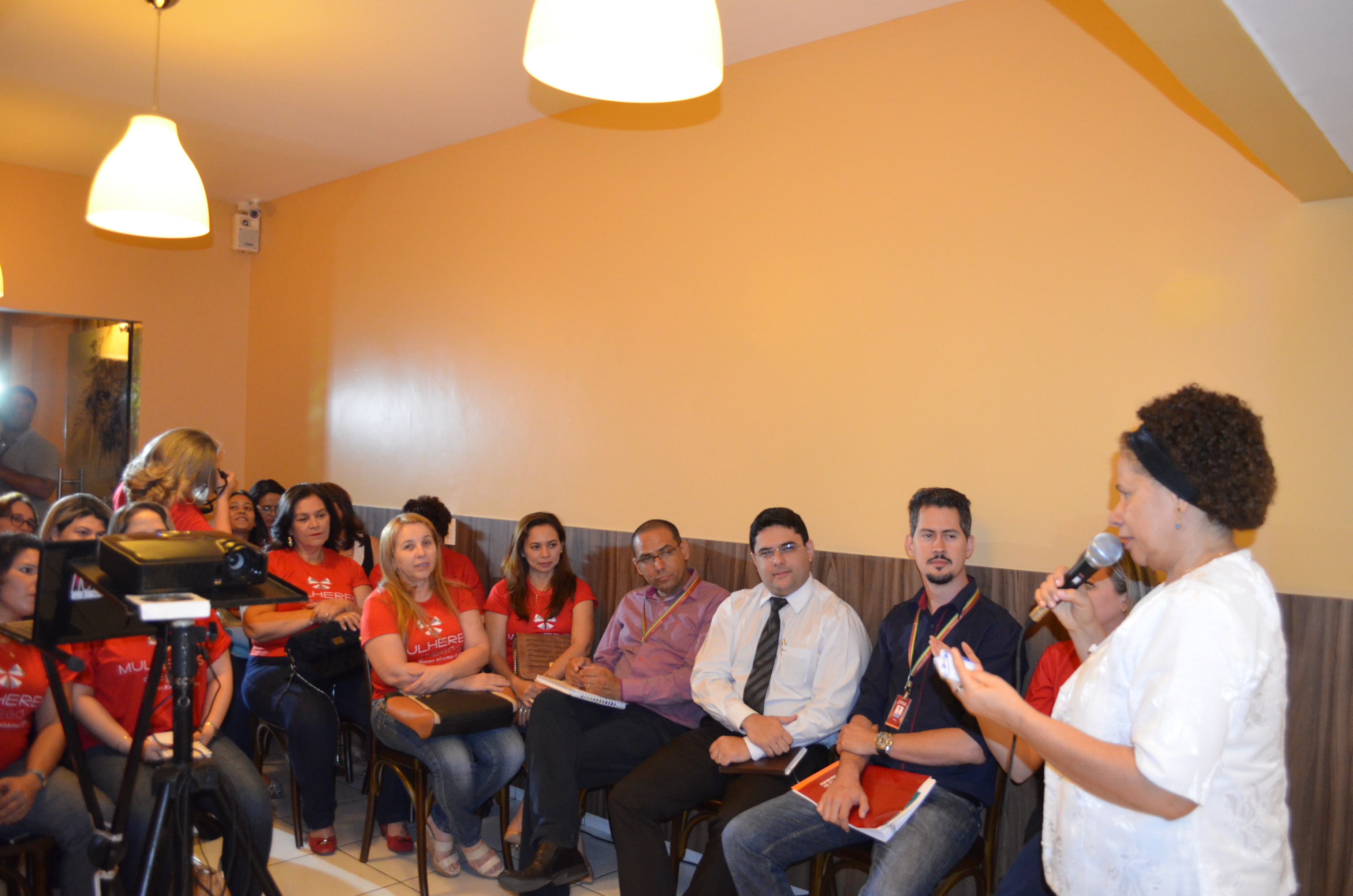Senadora Regina Sousa com mulheres empresarias