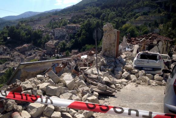 Terremotos deixam rastro de destruição na região central da Itália