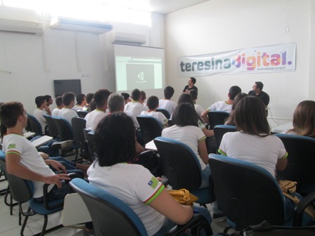 Alunos de Paulistana visitando  o projeto Teresina Digital