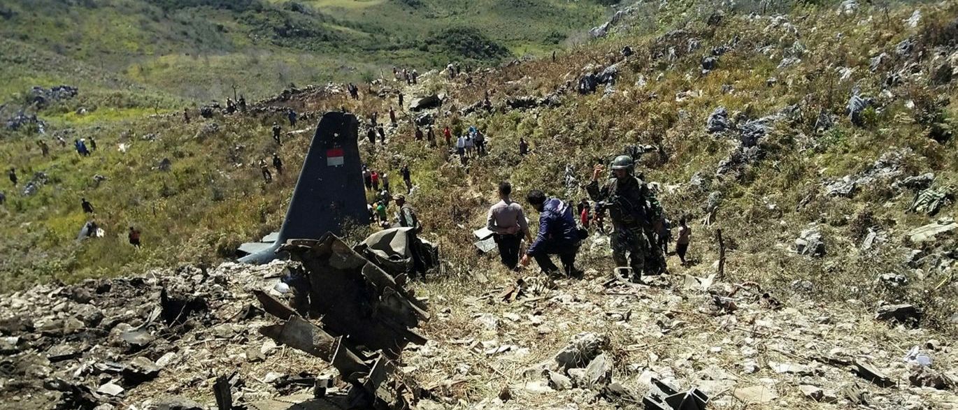 avião da Força Aérea da Indonésia caiu em uma montanha neste domingo (18)