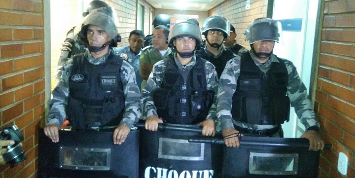 Batalhão de Choque da PM na entrada do gabinete da presidência da Alepi