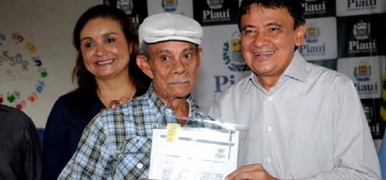 Governador do Piauí,  Wellington Dias, com dono de imóvel no Bela Vista, em Teresina