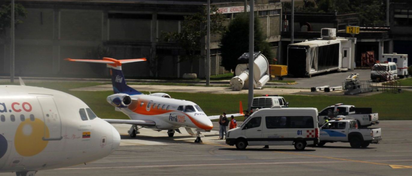 O avião-ambulância com o goleiro da Chapecoense Jackson Follmann pousou à 0h20 desta terça-feira (13) no aeroporto de Congonhas