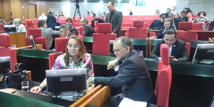 Olavo Rebelo com Flora Izabel no plenário da Assembleia Legislativa