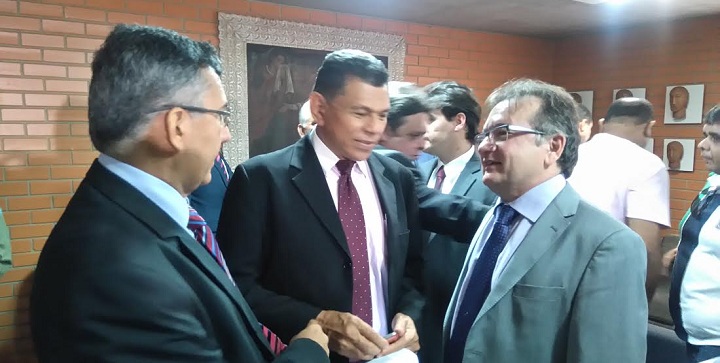 Relator da PEC, Aluísio Martins, com líder do Governo João de Deus, e o secretário Merlong Solano