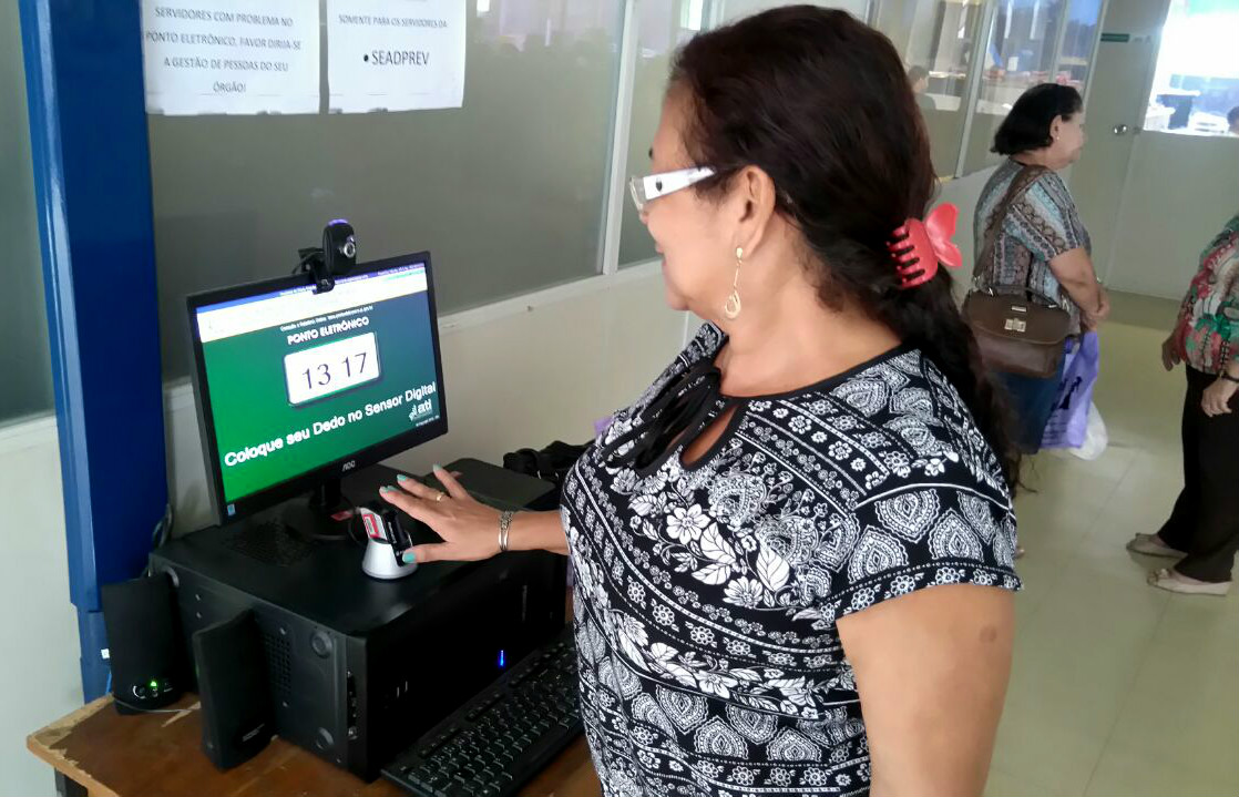 Servidora estadual registra frequência no ponto eletrônico