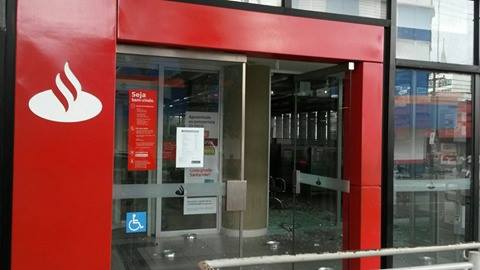 Agência do Santander no Centro teve caixa eletrônico explodido