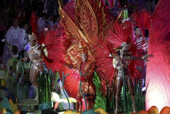 Apesar da chuva, a festa de encerramento da Rio 2016 acabou em carnaval no Maracanã