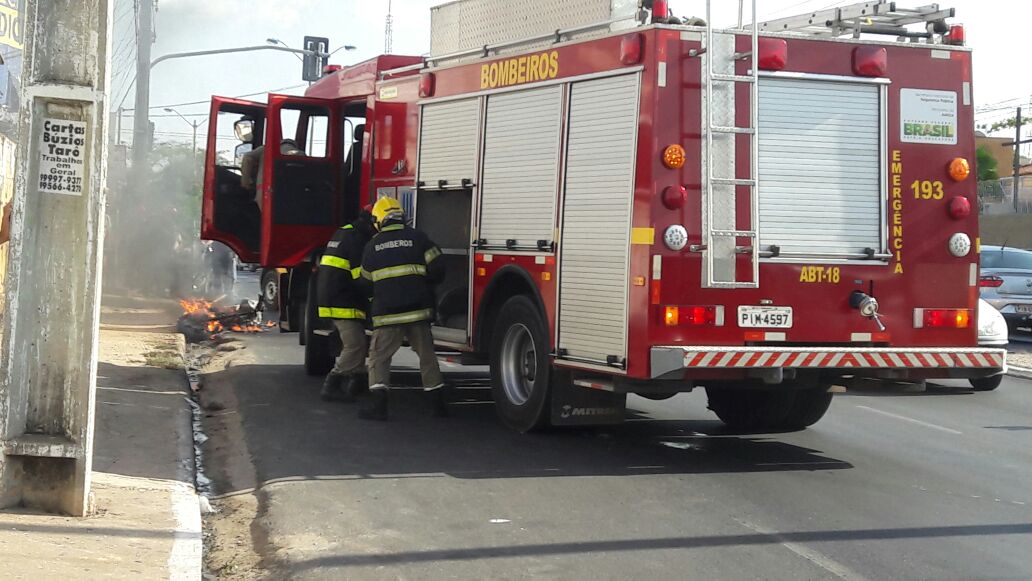 Bombeiros tentam apagar moto que incendeia na Barão
