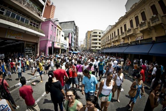 Brasil aumenta sua expectativa de vida no início do século, aponta IBGE