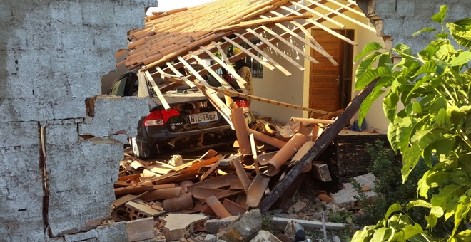 Carro desgovernado destrói varanda de casa em Parnaíba