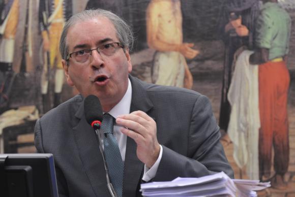 Com a leitura em plenário hoje do parecer que pede a cassação de Eduardo Cunha.
