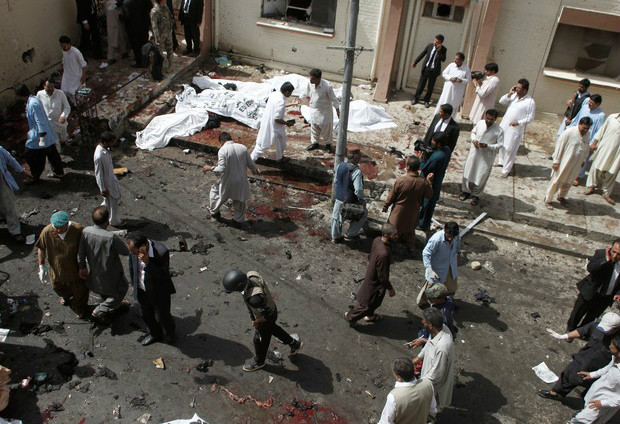 Corpos das vítimas do ataque com bomba ficaram espalhados no meio de estilhaços de vidros