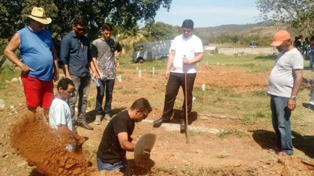 Família cava sepultura para enterrar corpo de aposentada